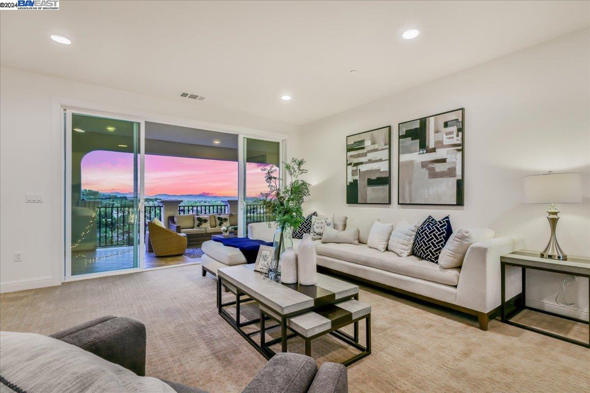 6081 Laurelspur Loop