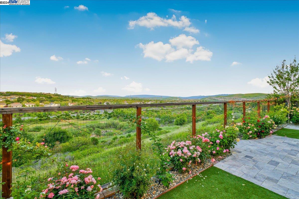 6081 Laurelspur Loop