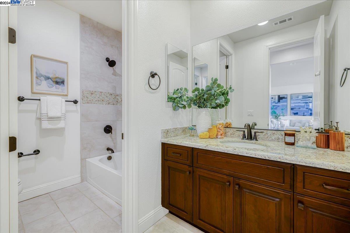 6081 Laurelspur Loop