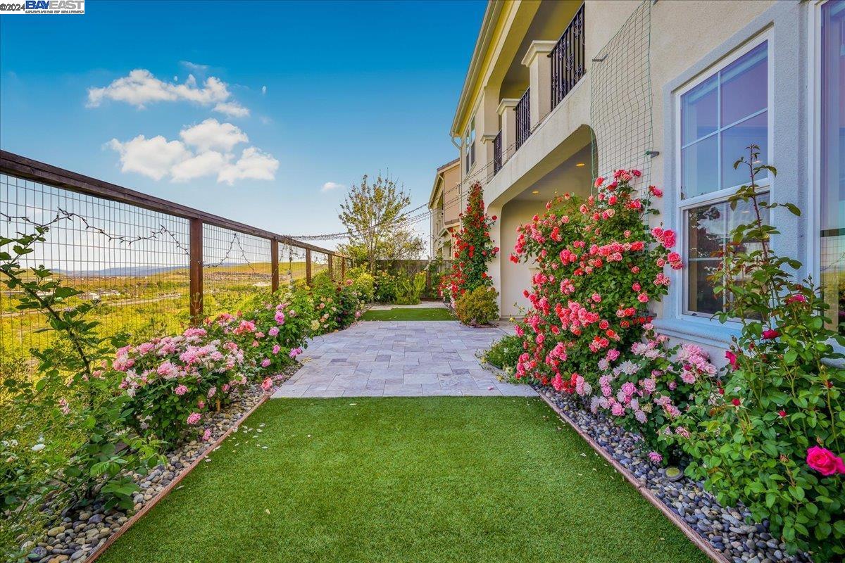 6081 Laurelspur Loop