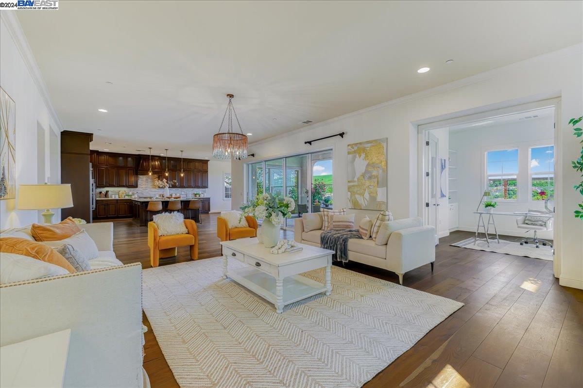 6081 Laurelspur Loop