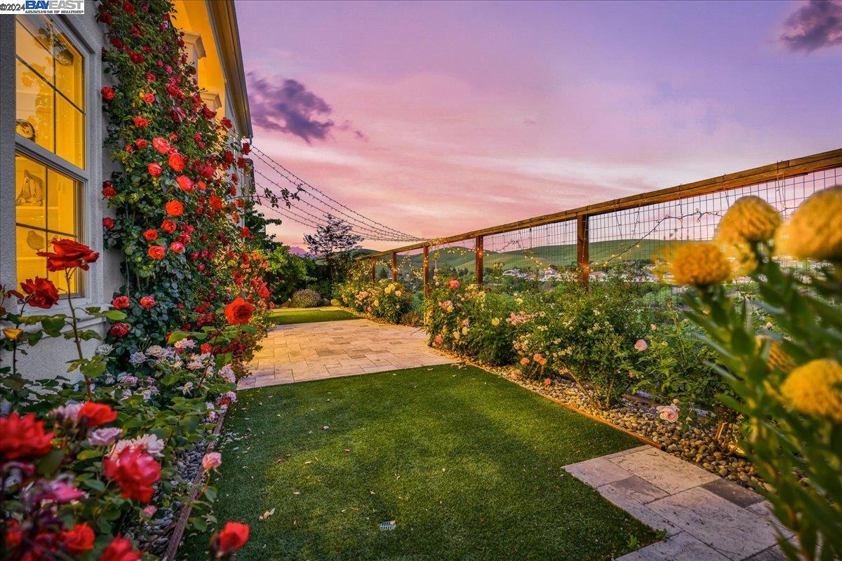 6081 Laurelspur Loop