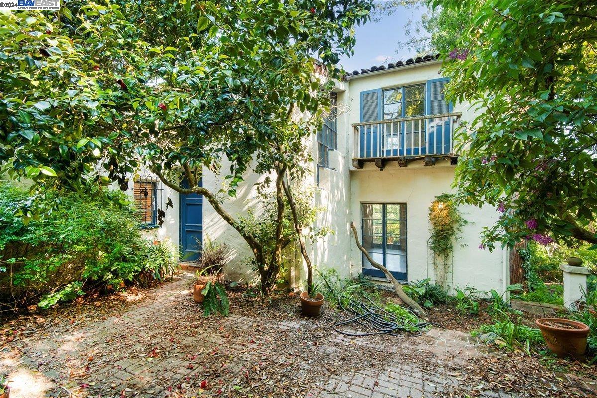 964 Regal Rd