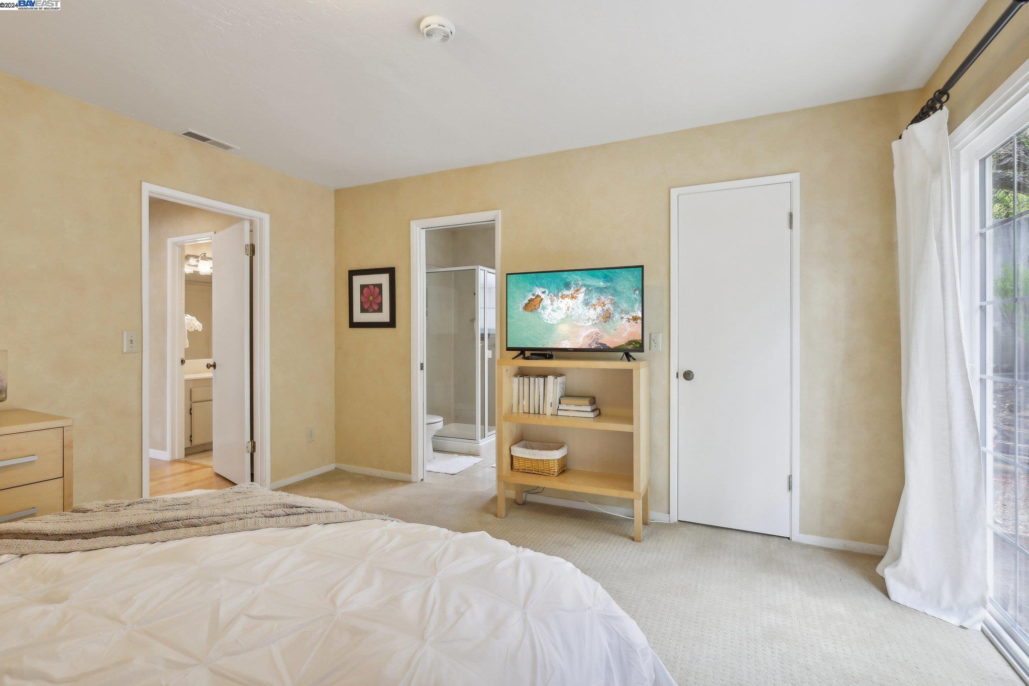 3 NE 4th Carpenter St