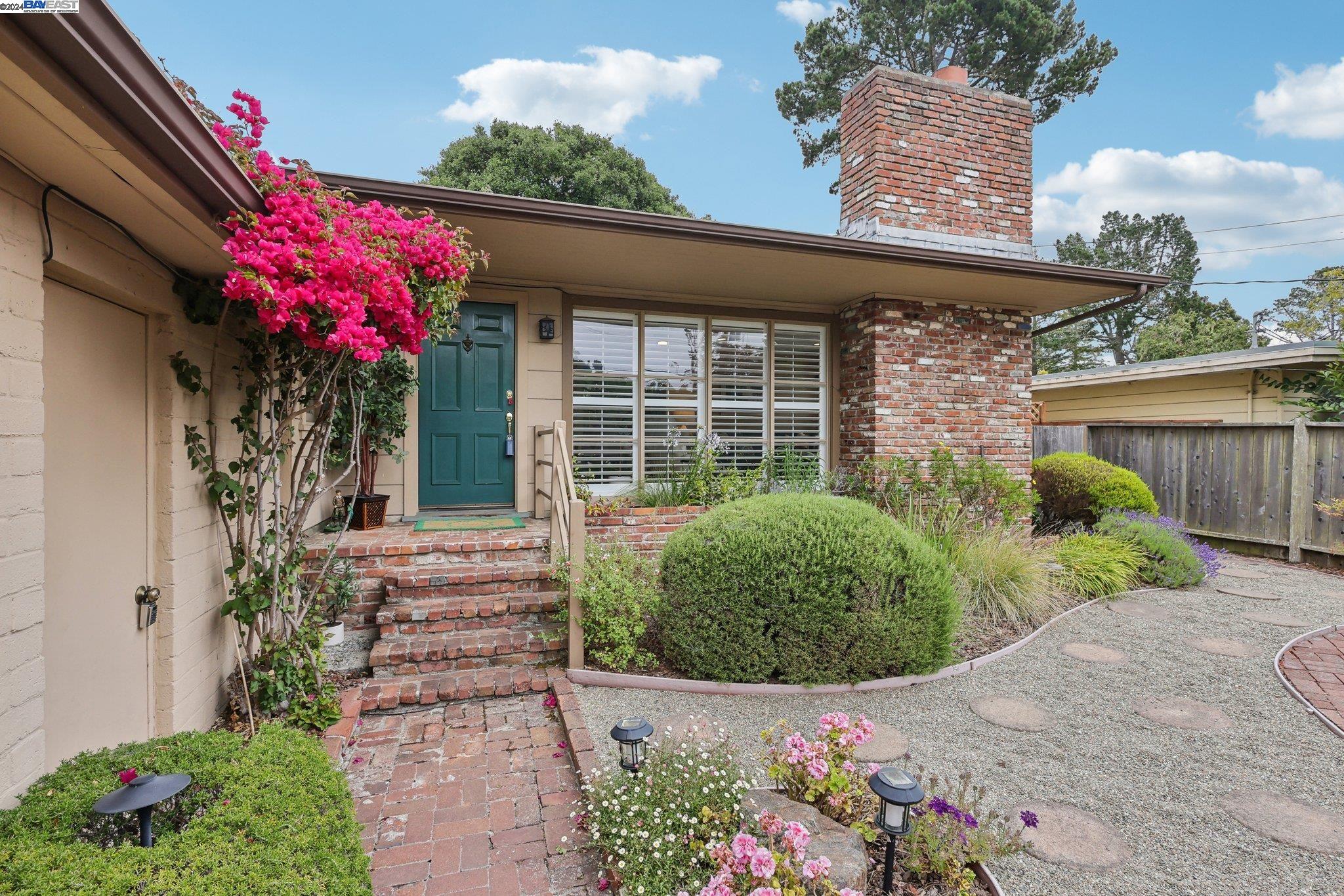 3 NE 4th Carpenter St