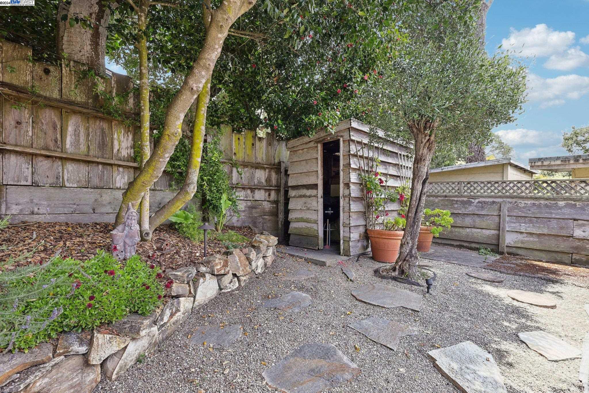 3 NE 4th Carpenter St