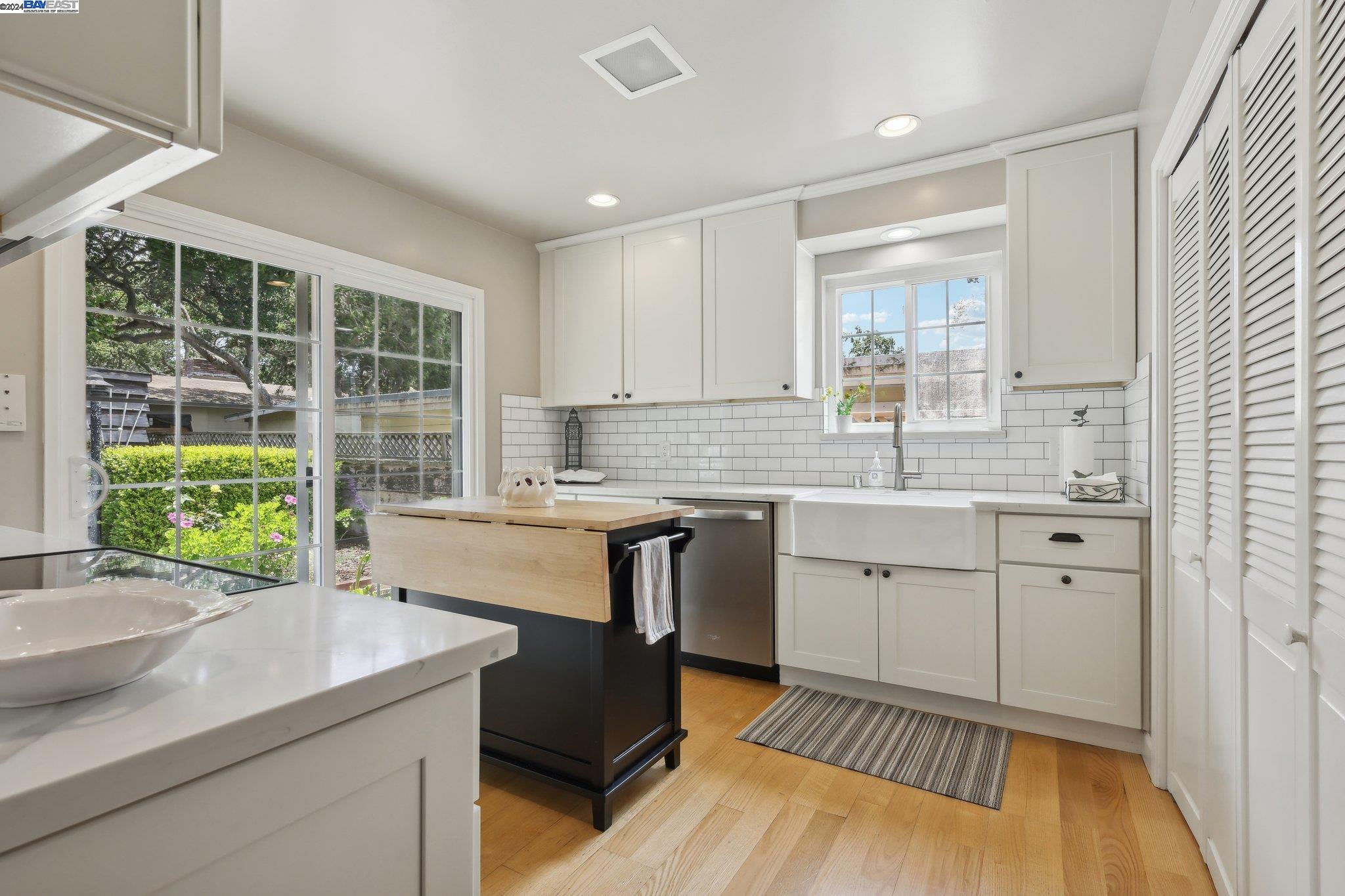 3 NE 4th Carpenter St