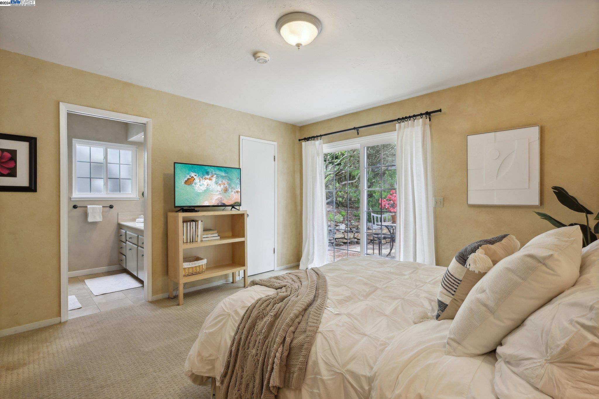 3 NE 4th Carpenter St