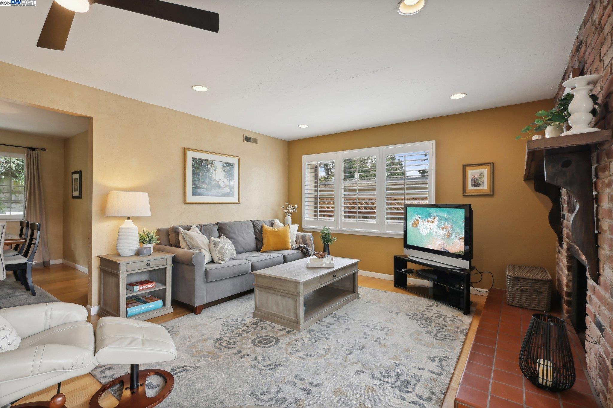 3 NE 4th Carpenter St