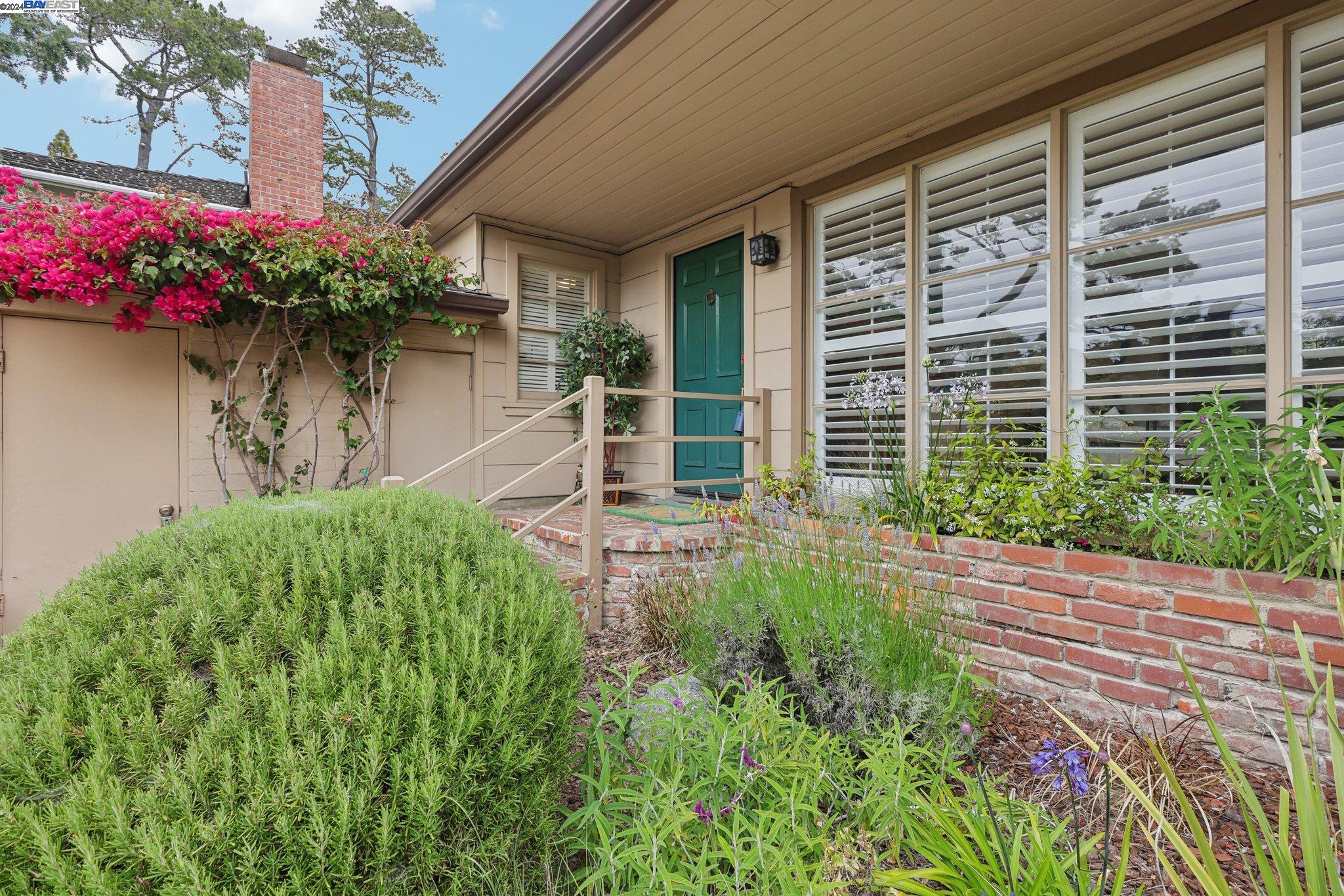 3 NE 4th Carpenter St