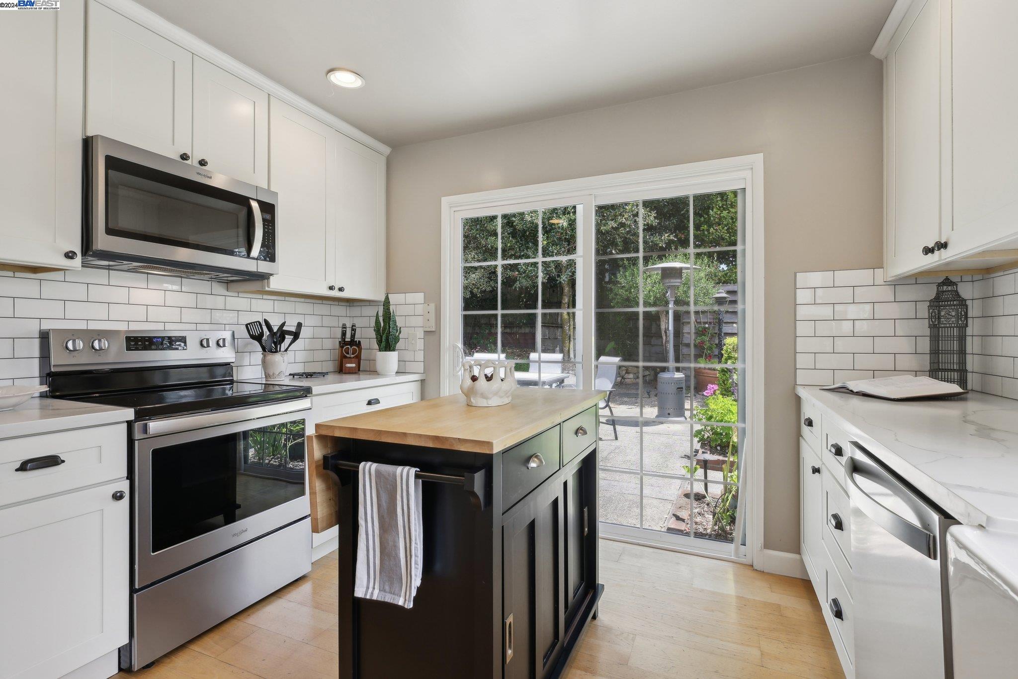 3 NE 4th Carpenter St