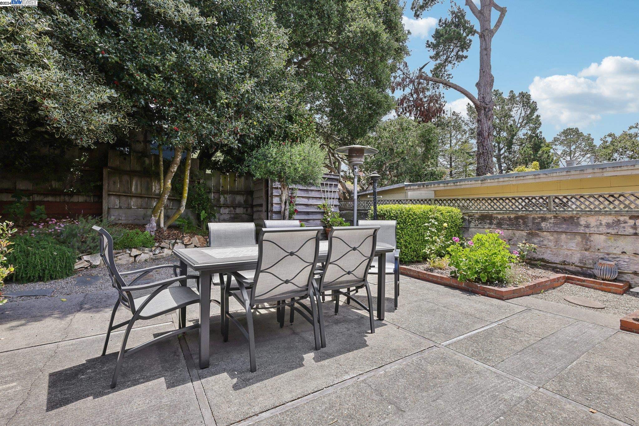 3 NE 4th Carpenter St