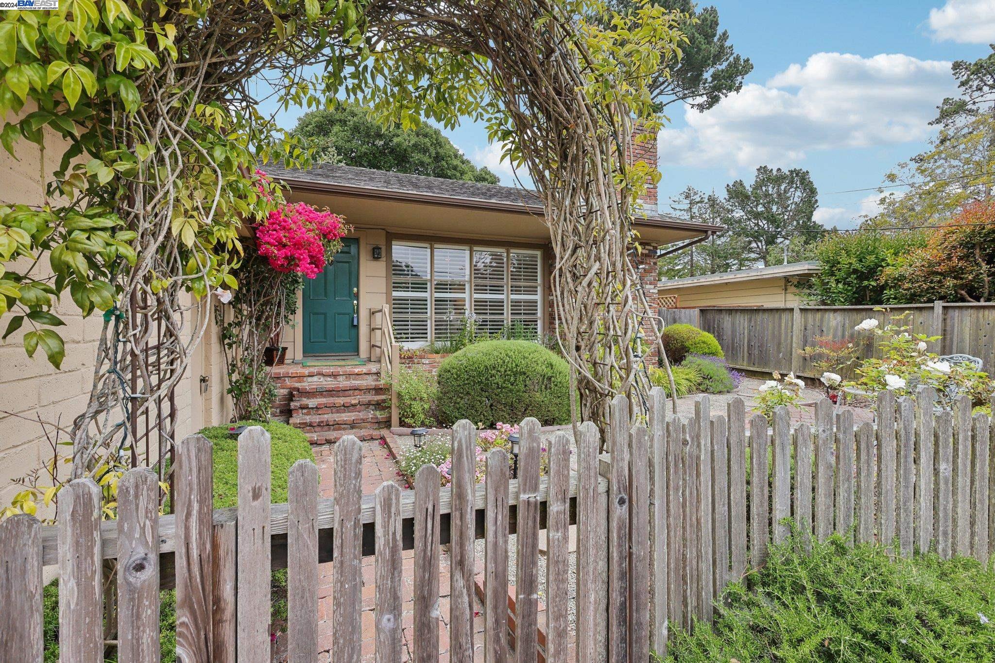 3 NE 4th Carpenter St