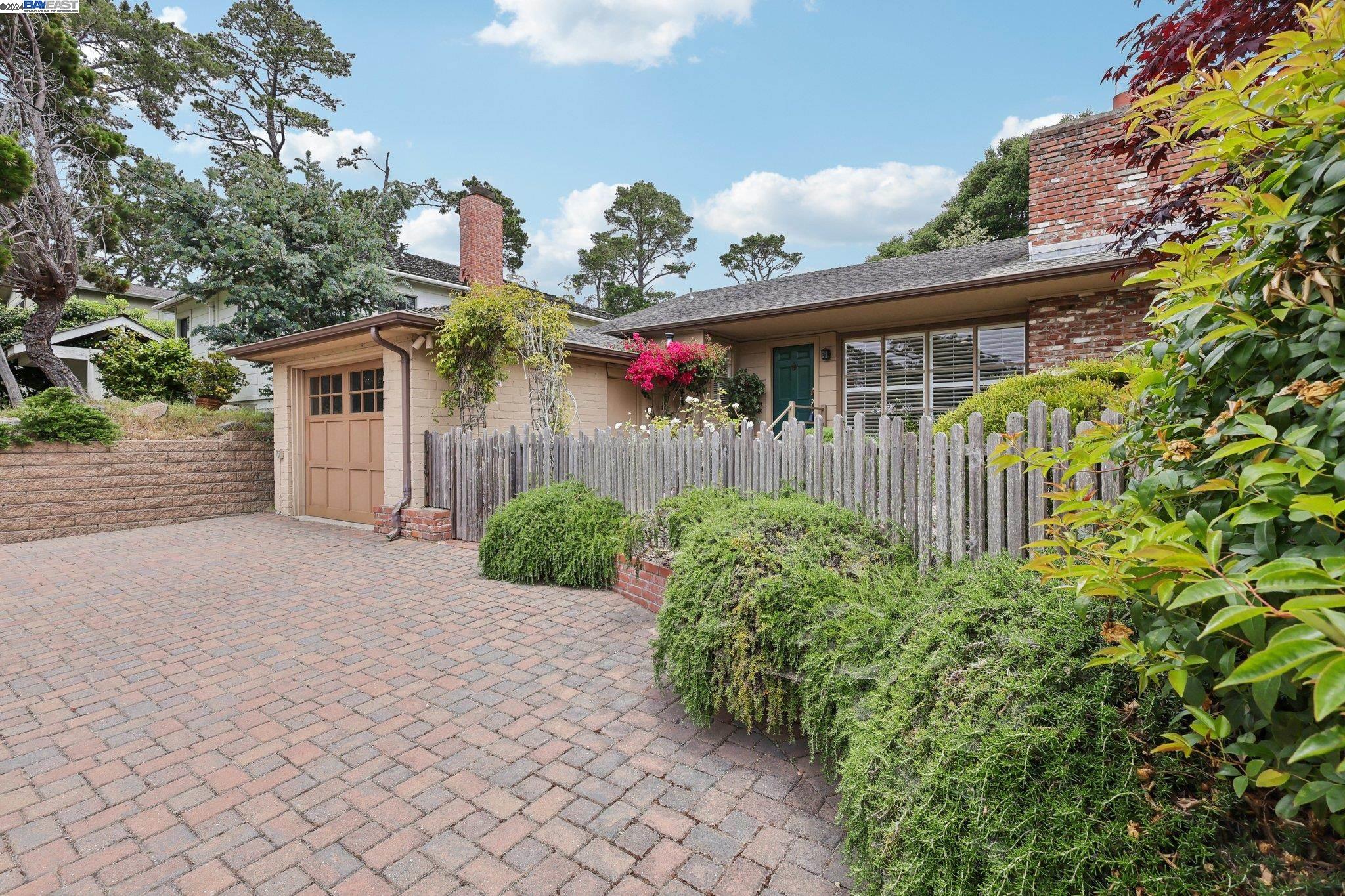 3 NE 4th Carpenter St