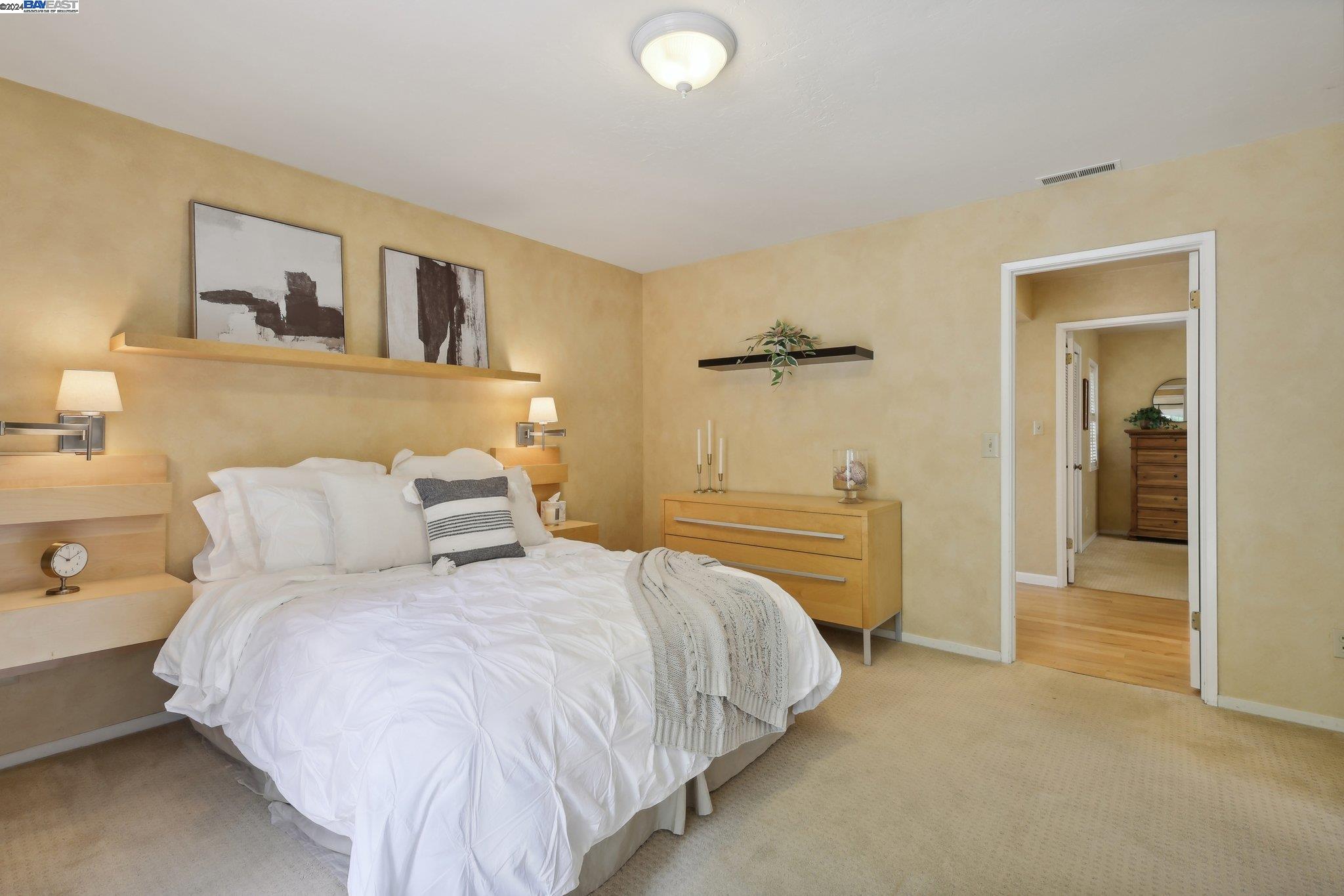 3 NE 4th Carpenter St