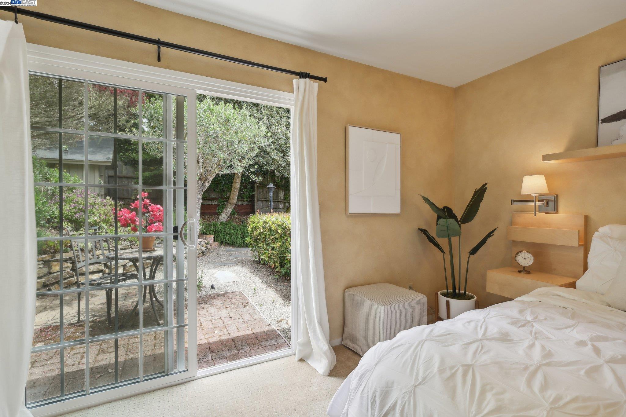 3 NE 4th Carpenter St