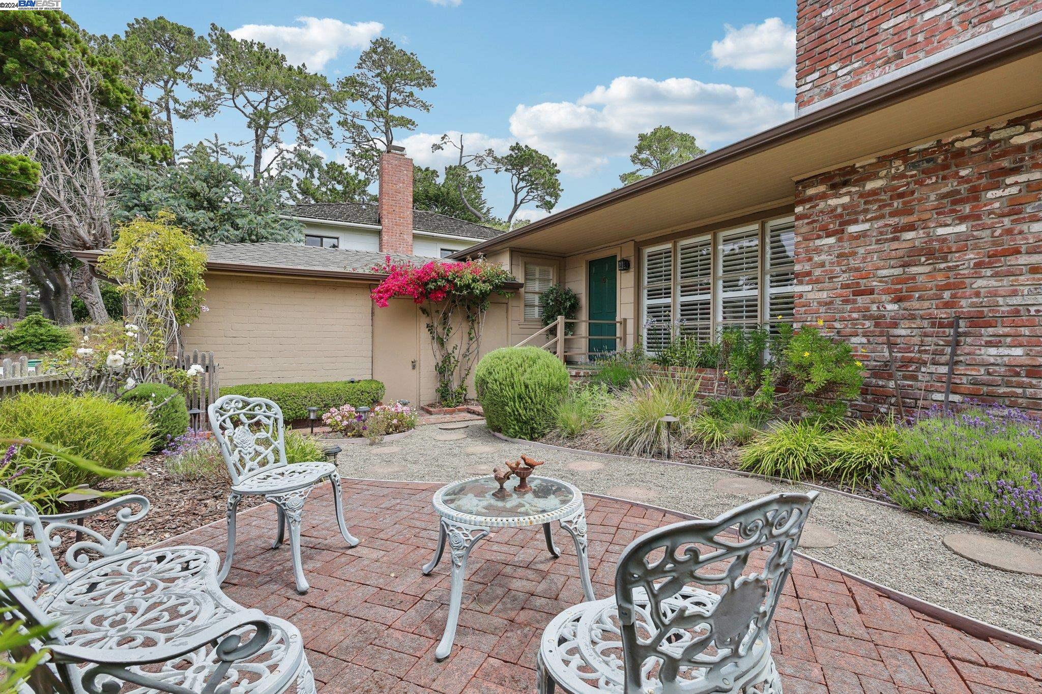 3 NE 4th Carpenter St