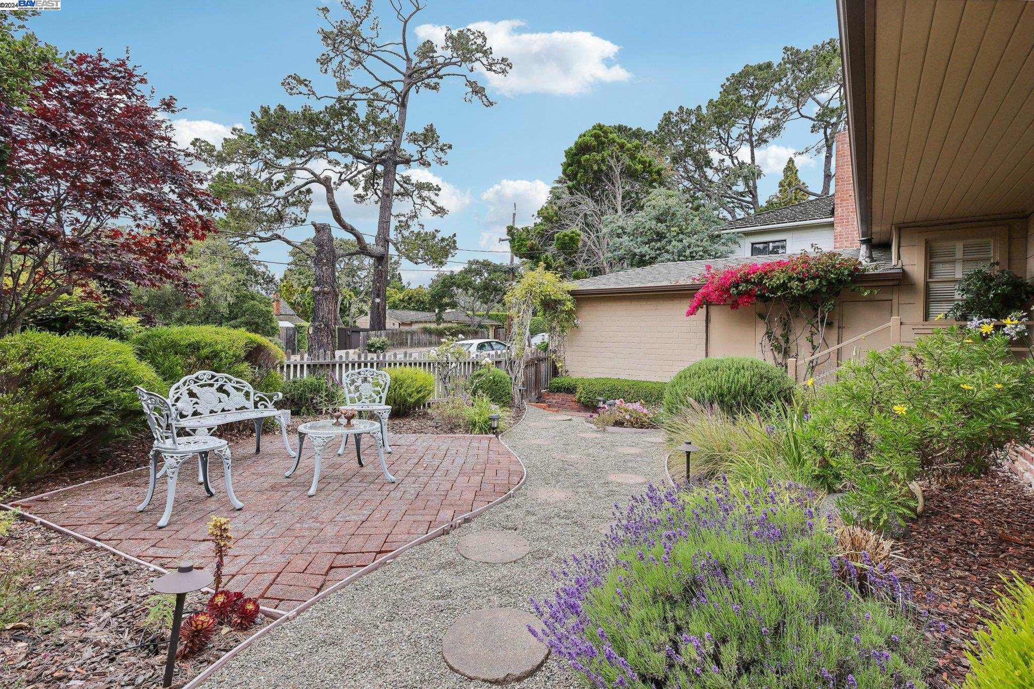 3 NE 4th Carpenter St