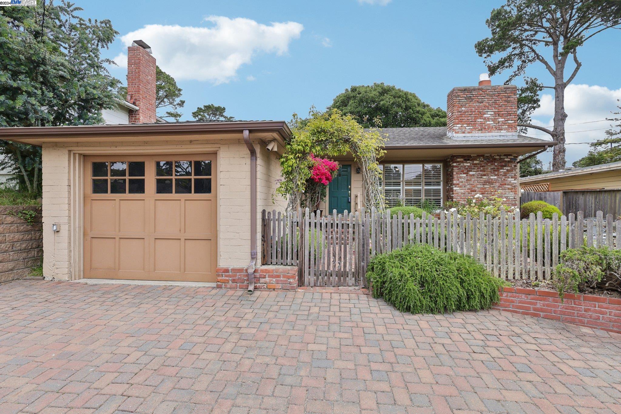 3 NE 4th Carpenter St