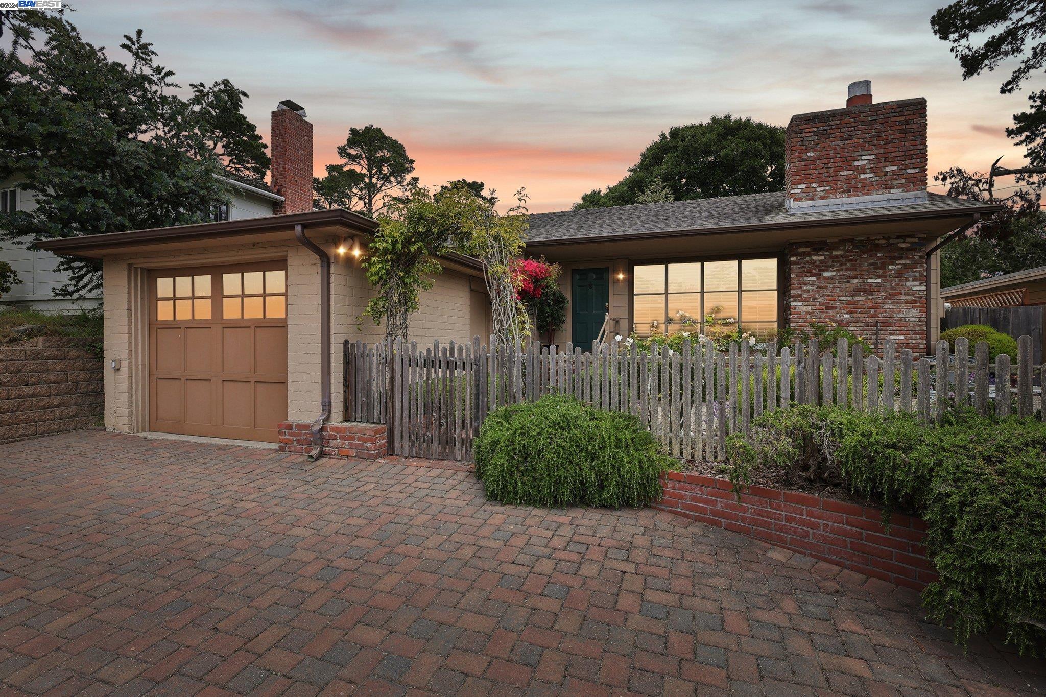 3 NE 4th Carpenter St