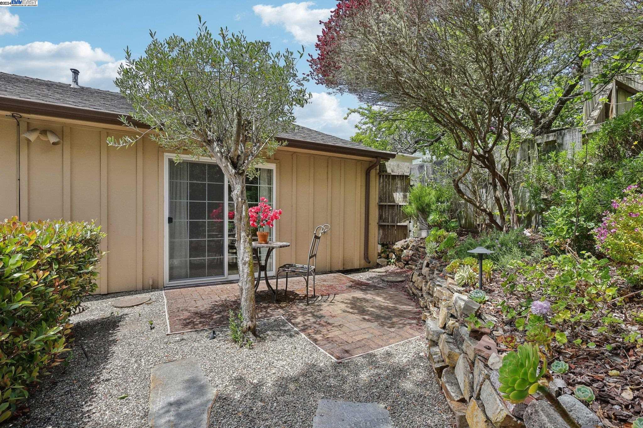 3 NE 4th Carpenter St