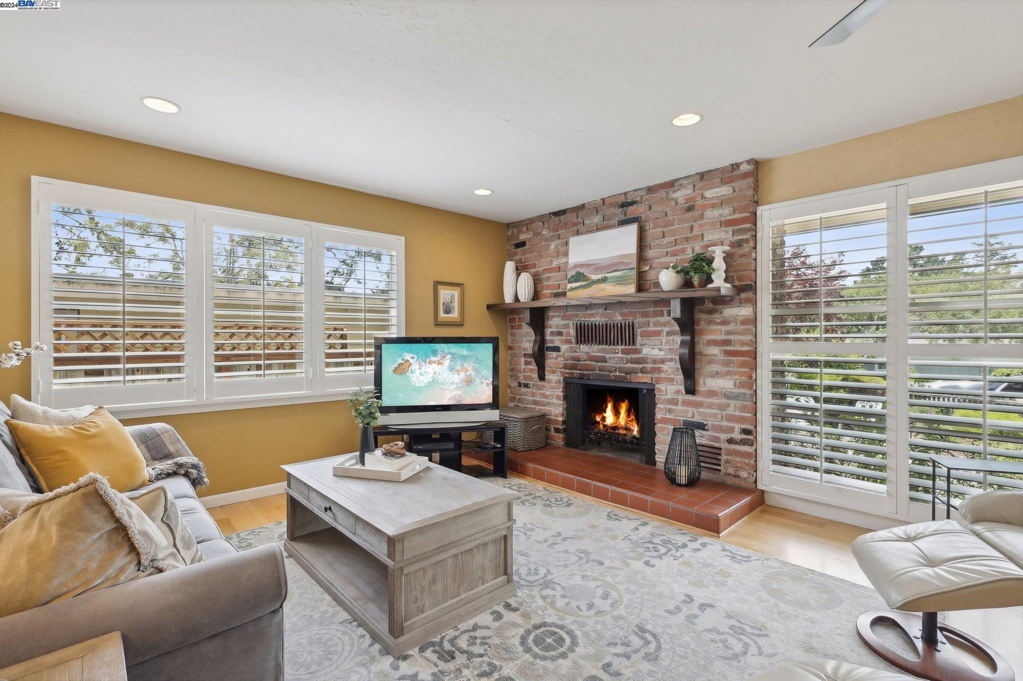 3 NE 4th Carpenter St