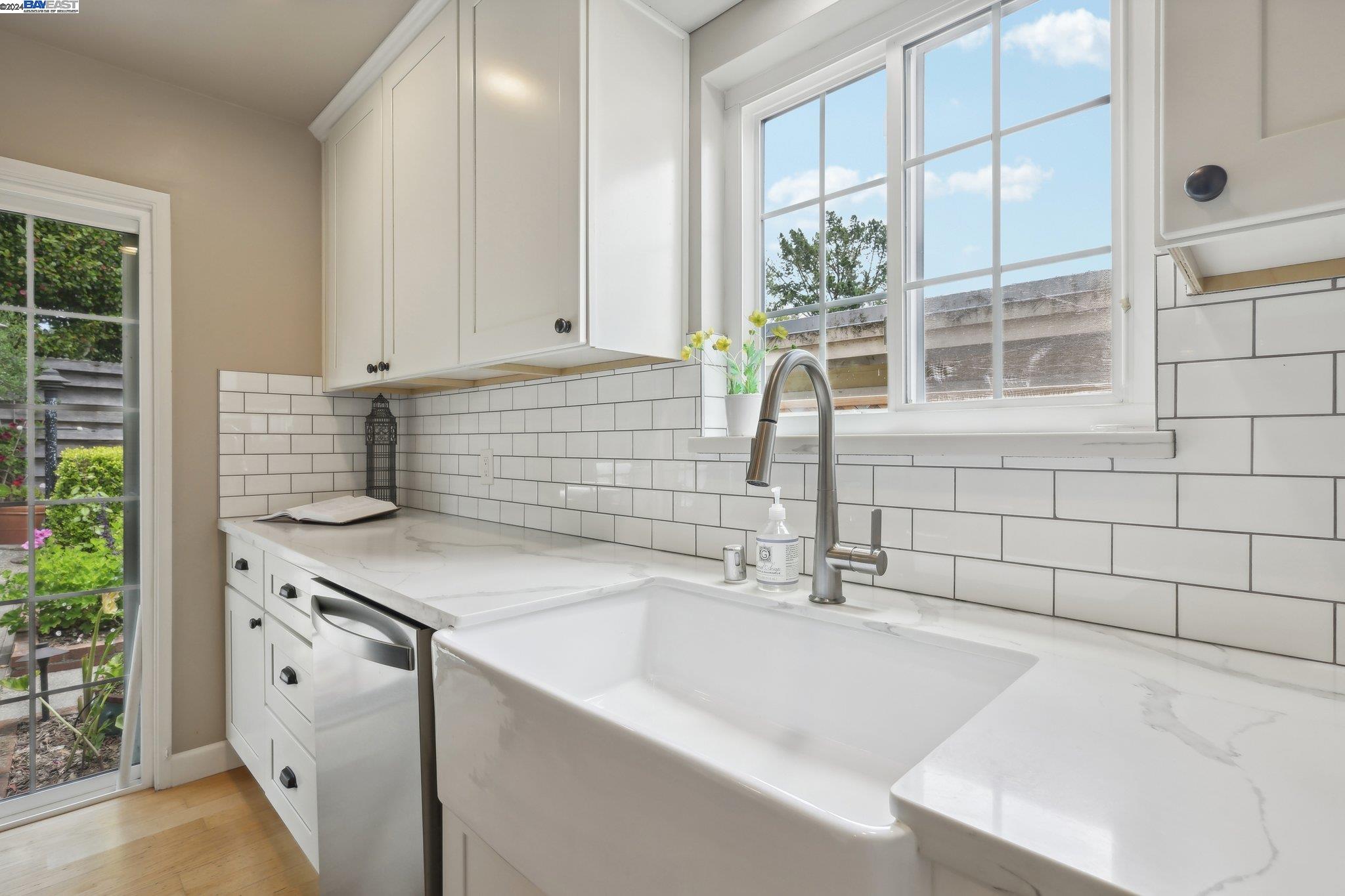 3 NE 4th Carpenter St