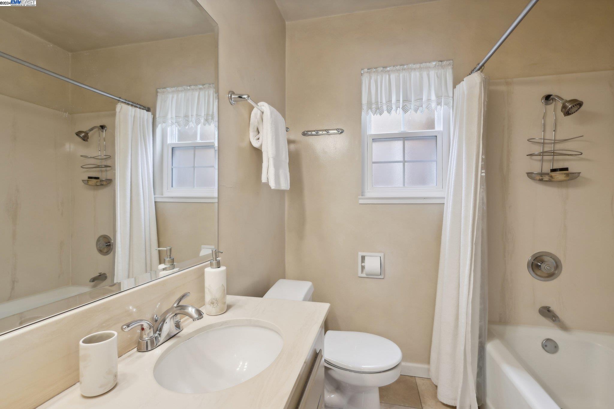 3 NE 4th Carpenter St