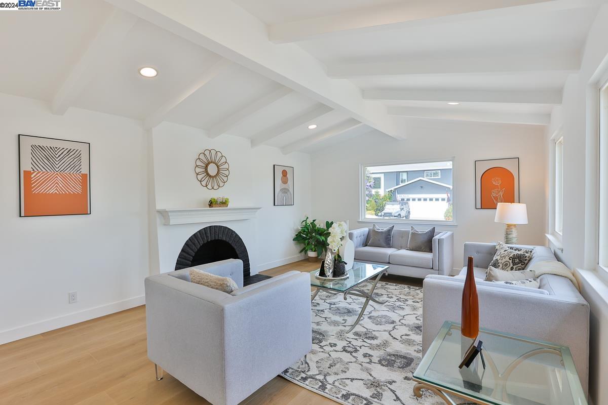 858 Gull Ave