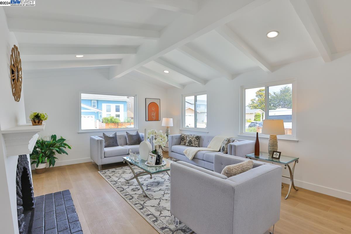 858 Gull Ave