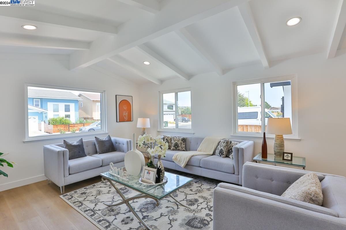 858 Gull Ave