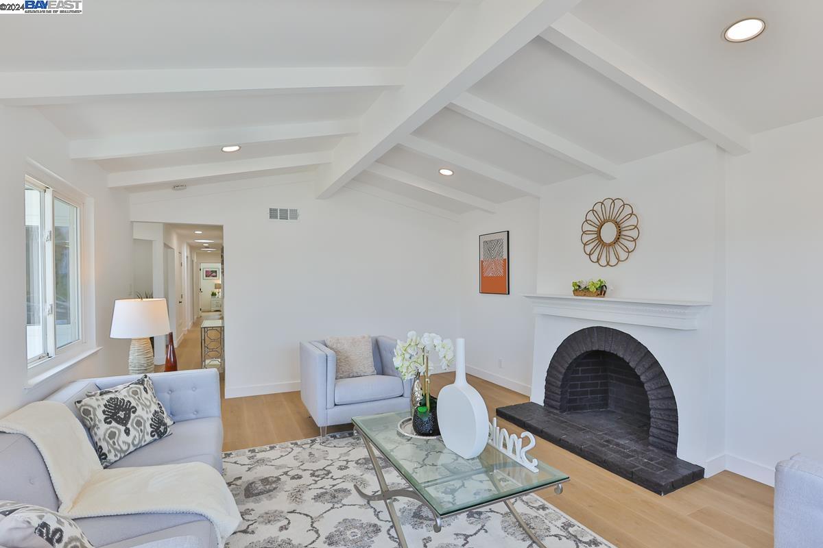 858 Gull Ave