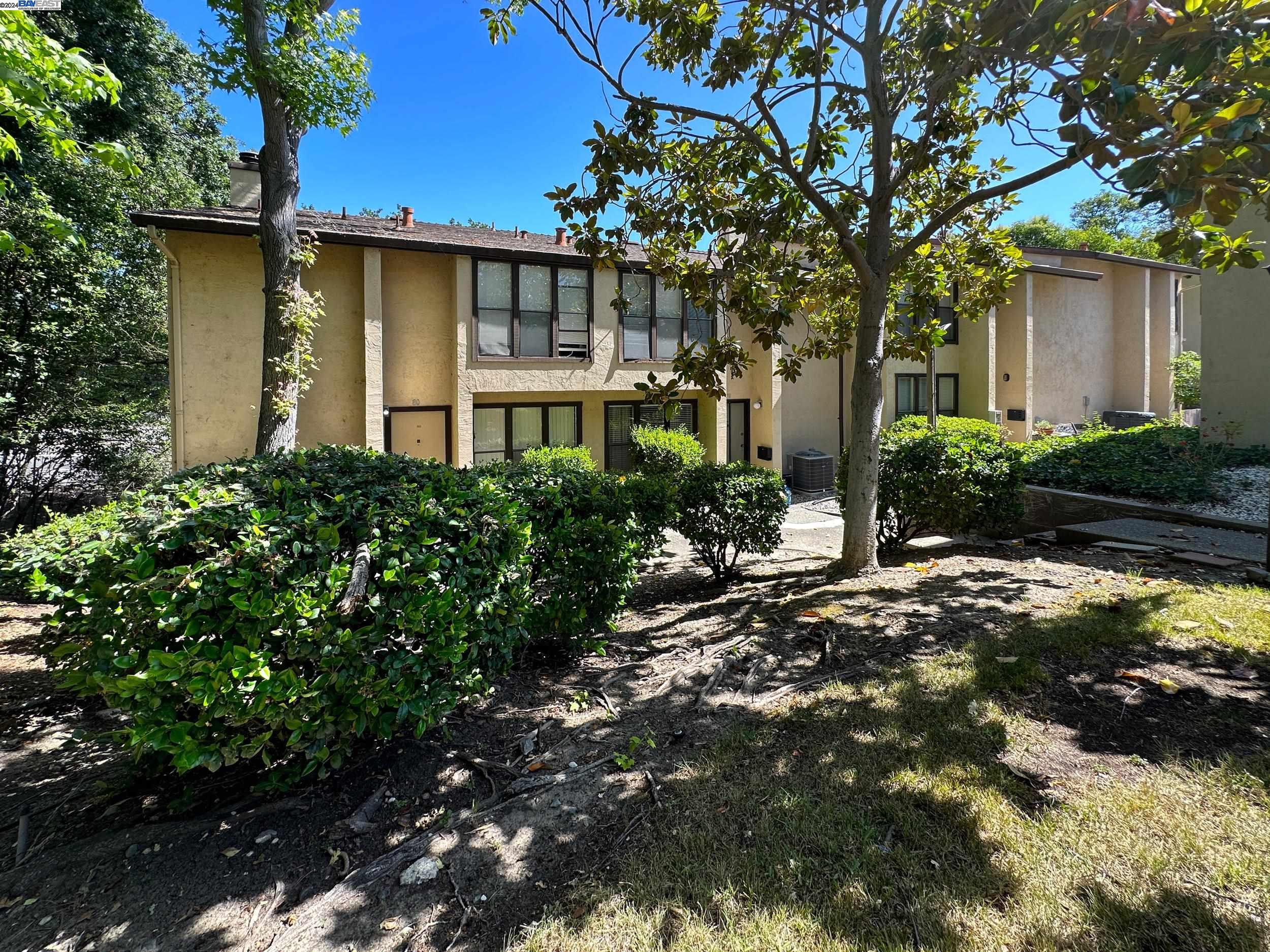 74,76,78,80 Camelback Ct