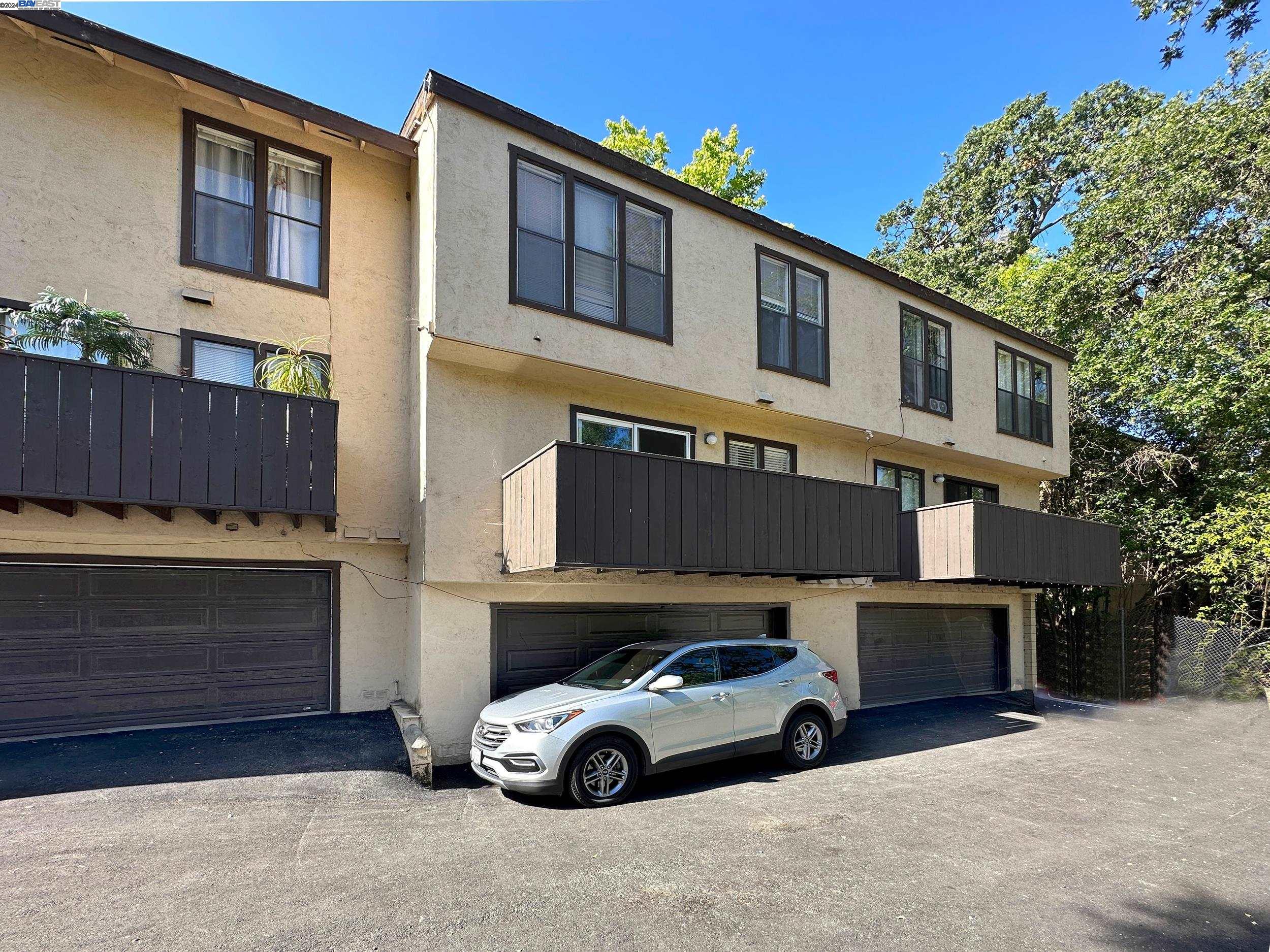 74,76,78,80 Camelback Ct