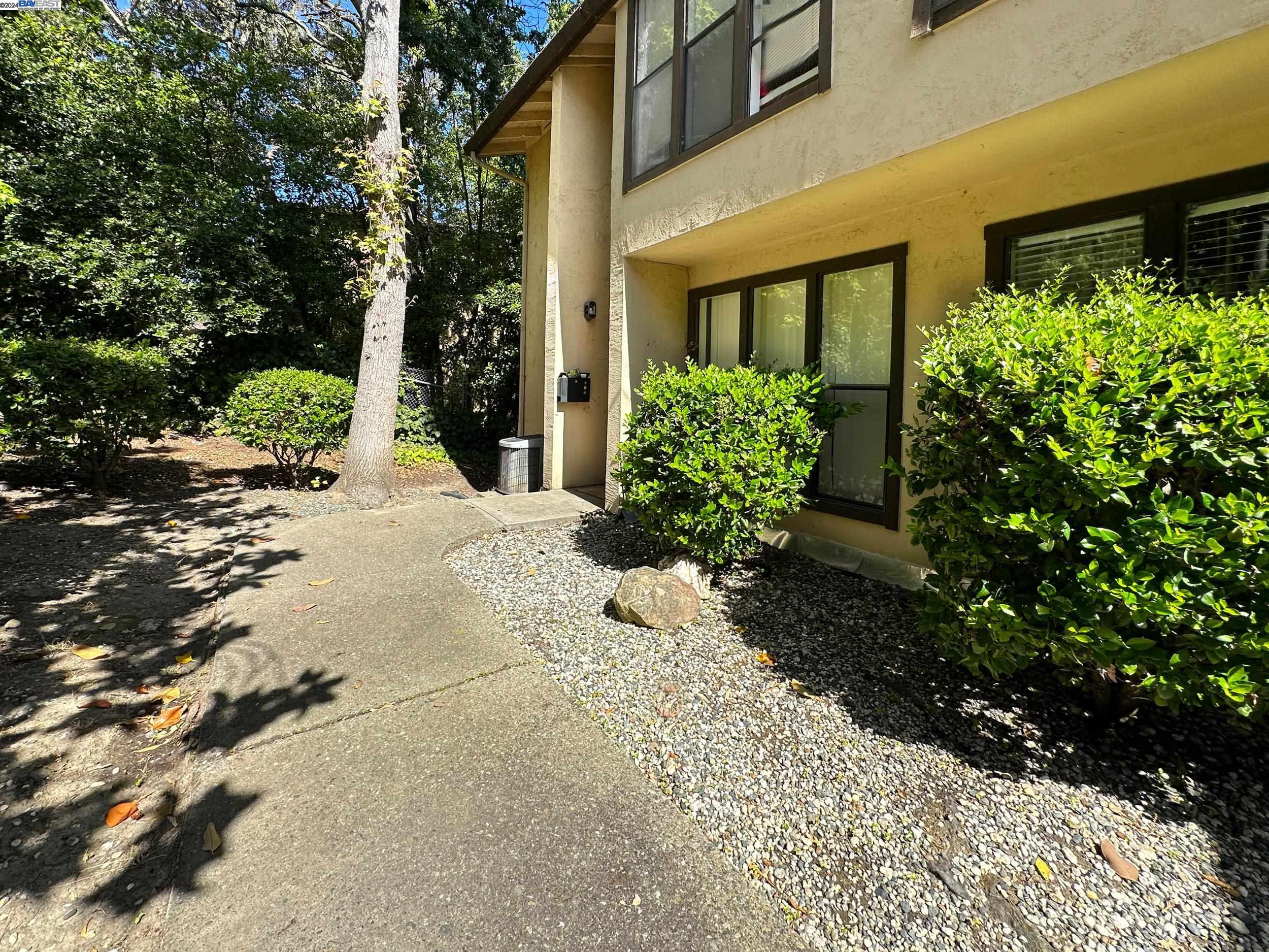 74,76,78,80 Camelback Ct