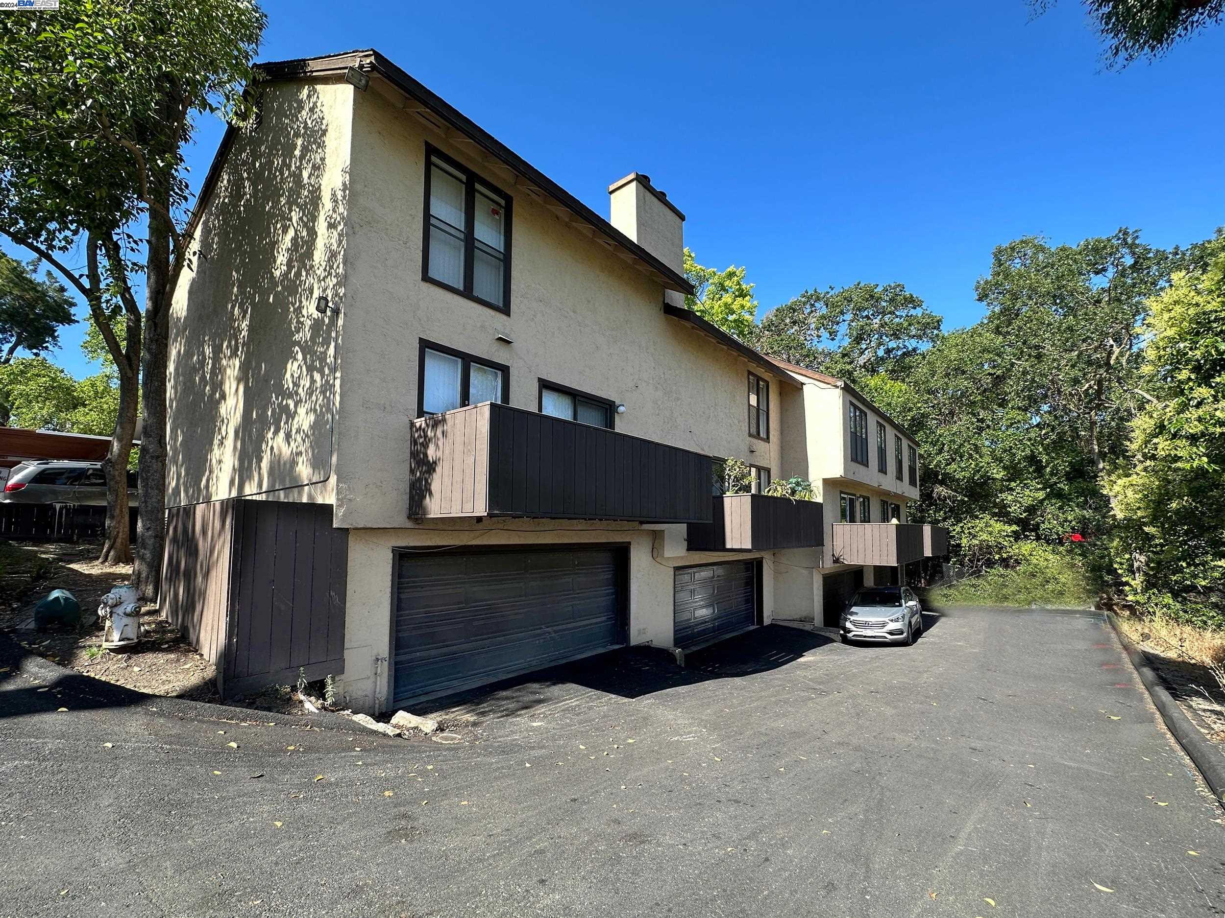 74,76,78,80 Camelback Ct