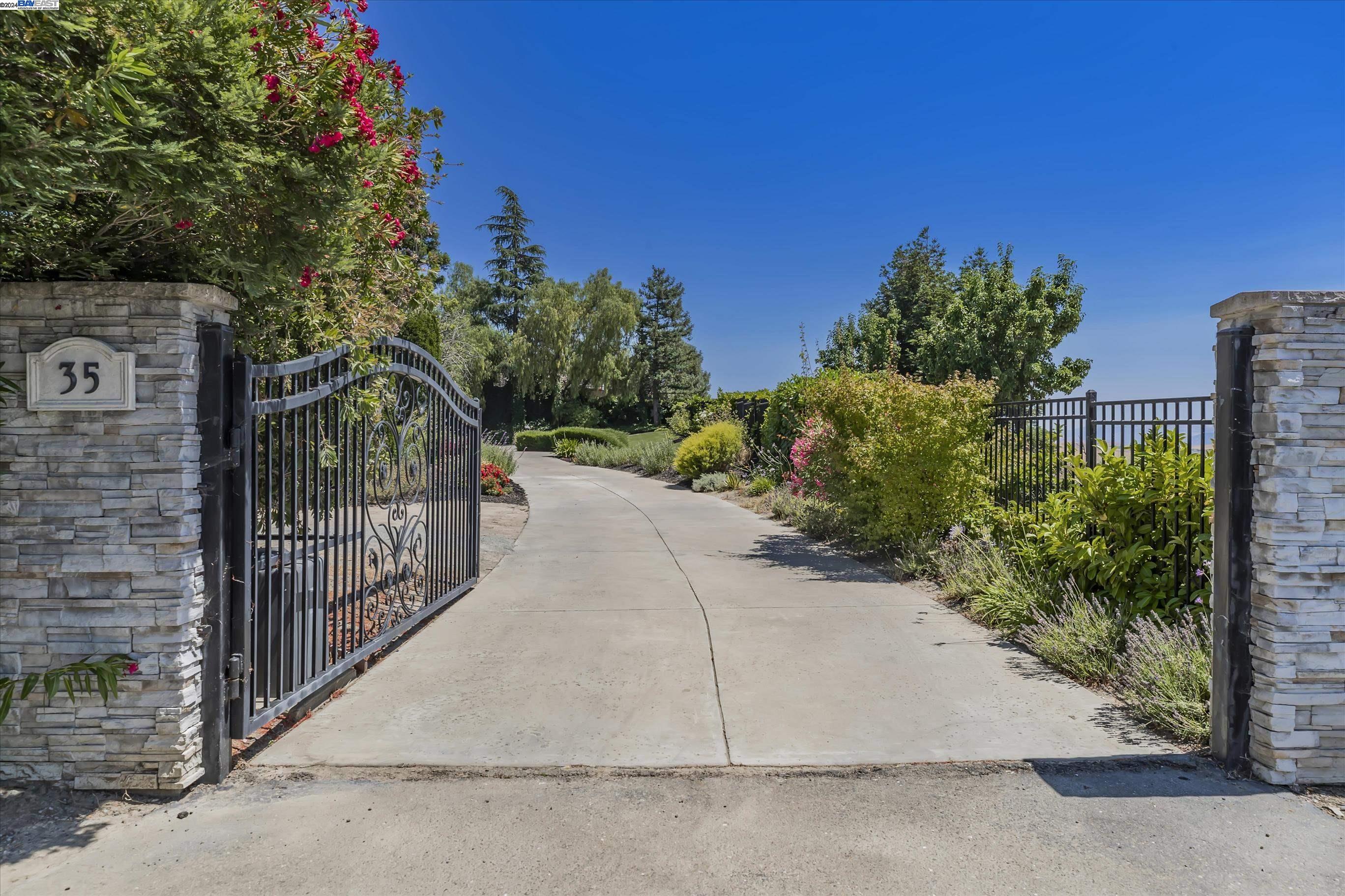 35 Hidden Hills Pl