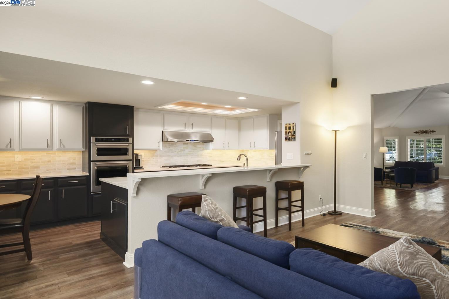 4045 Canyon Crest Rd, W