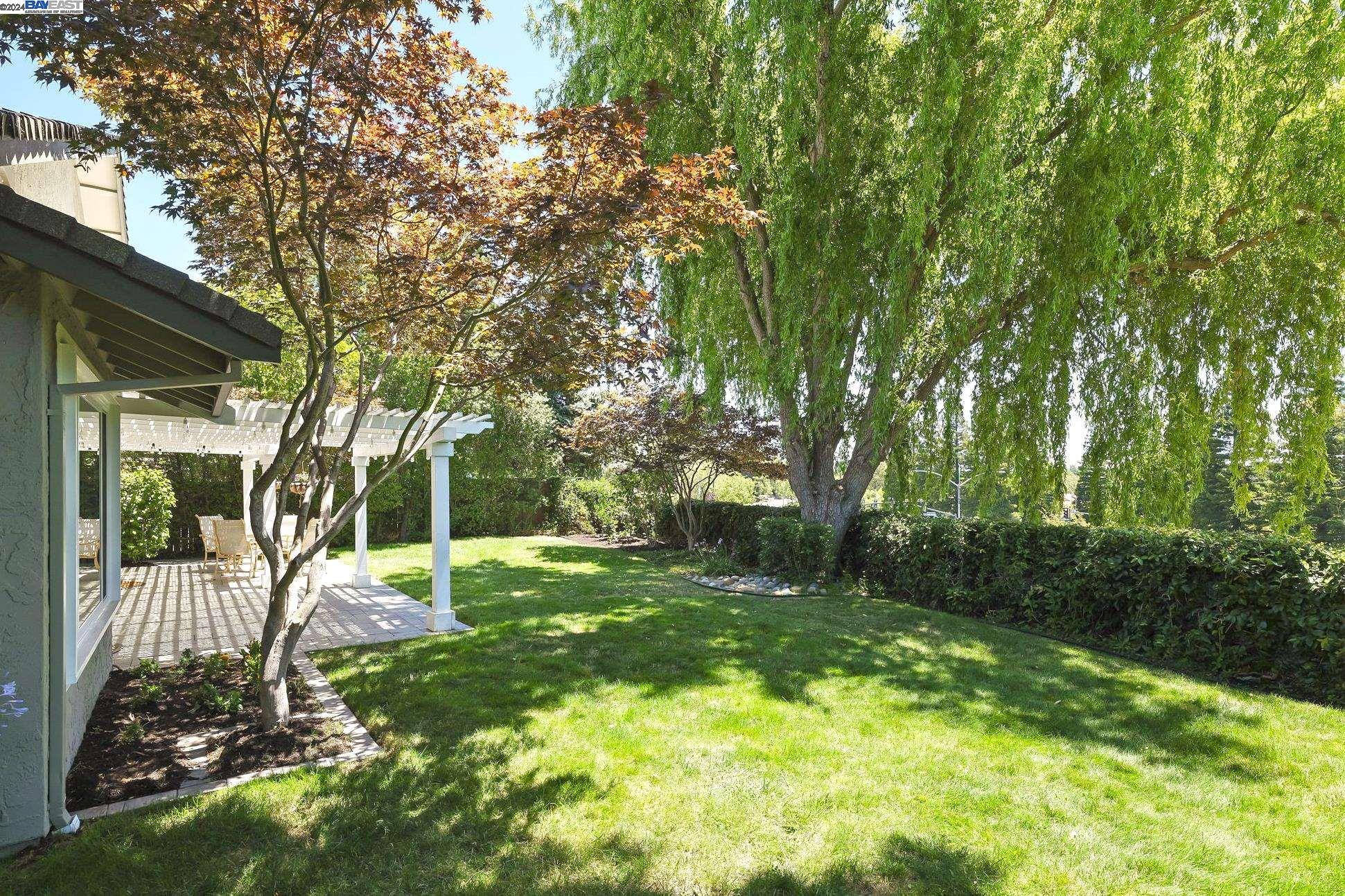 4045 Canyon Crest Rd, W