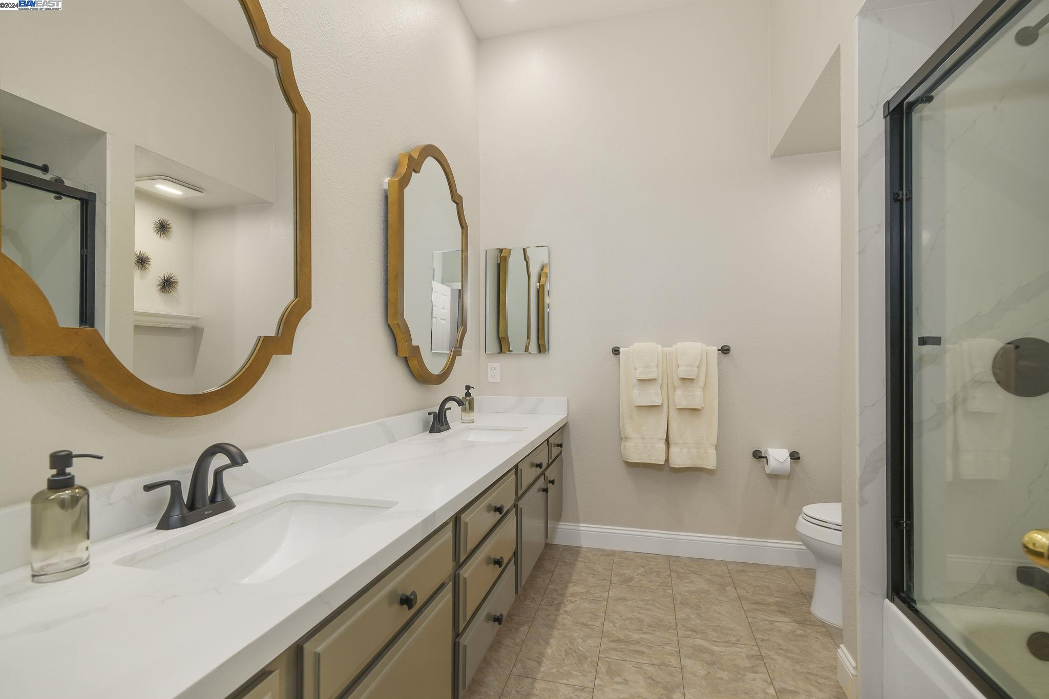 4045 Canyon Crest Rd, W