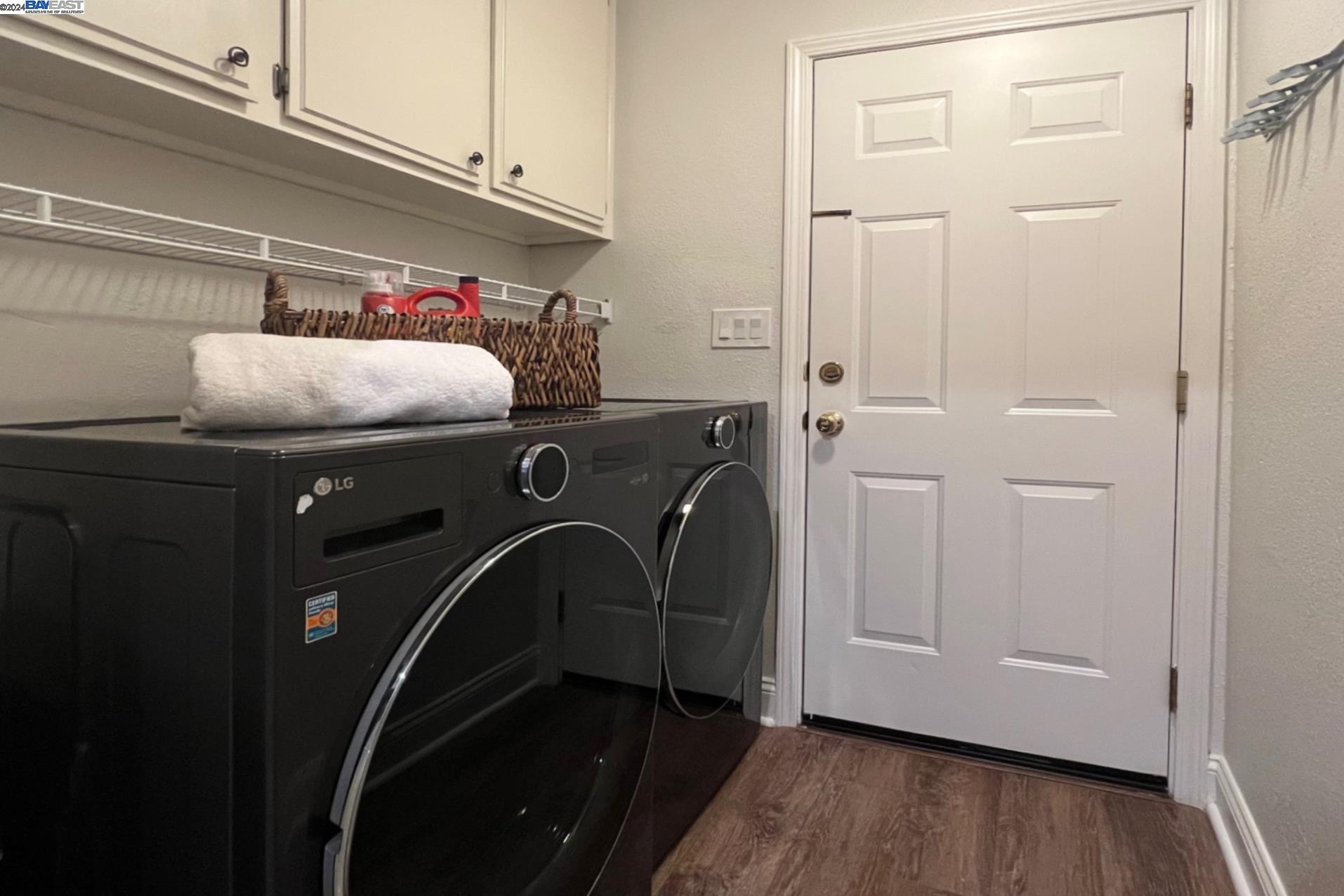 4045 Canyon Crest Rd, W