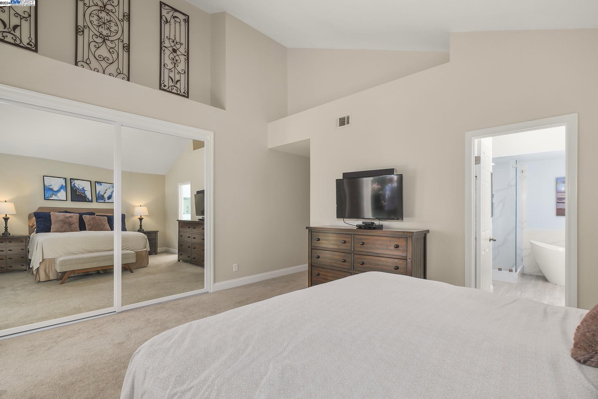 4045 Canyon Crest Rd, W