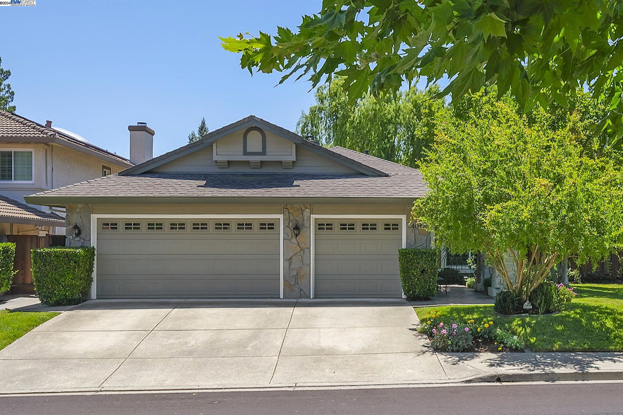 4045 Canyon Crest Rd, W