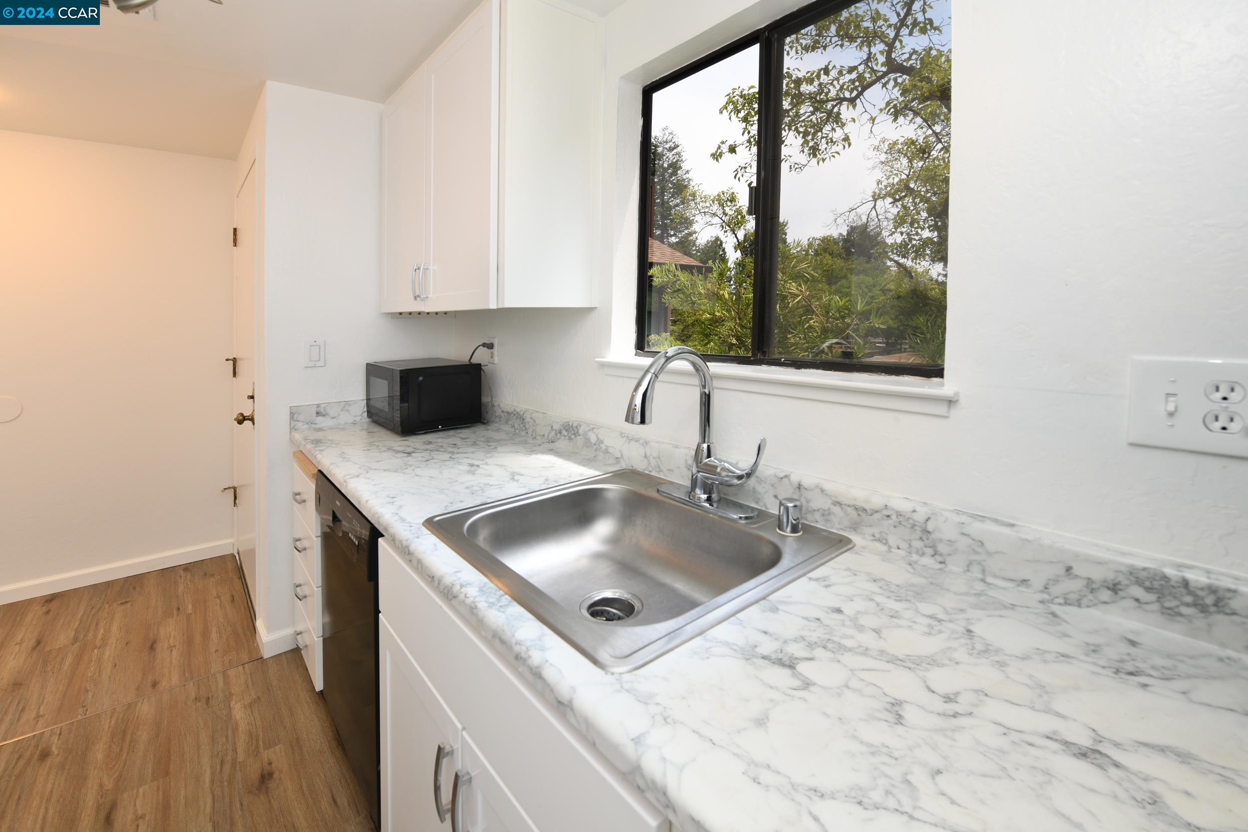 895 Camelback Pl