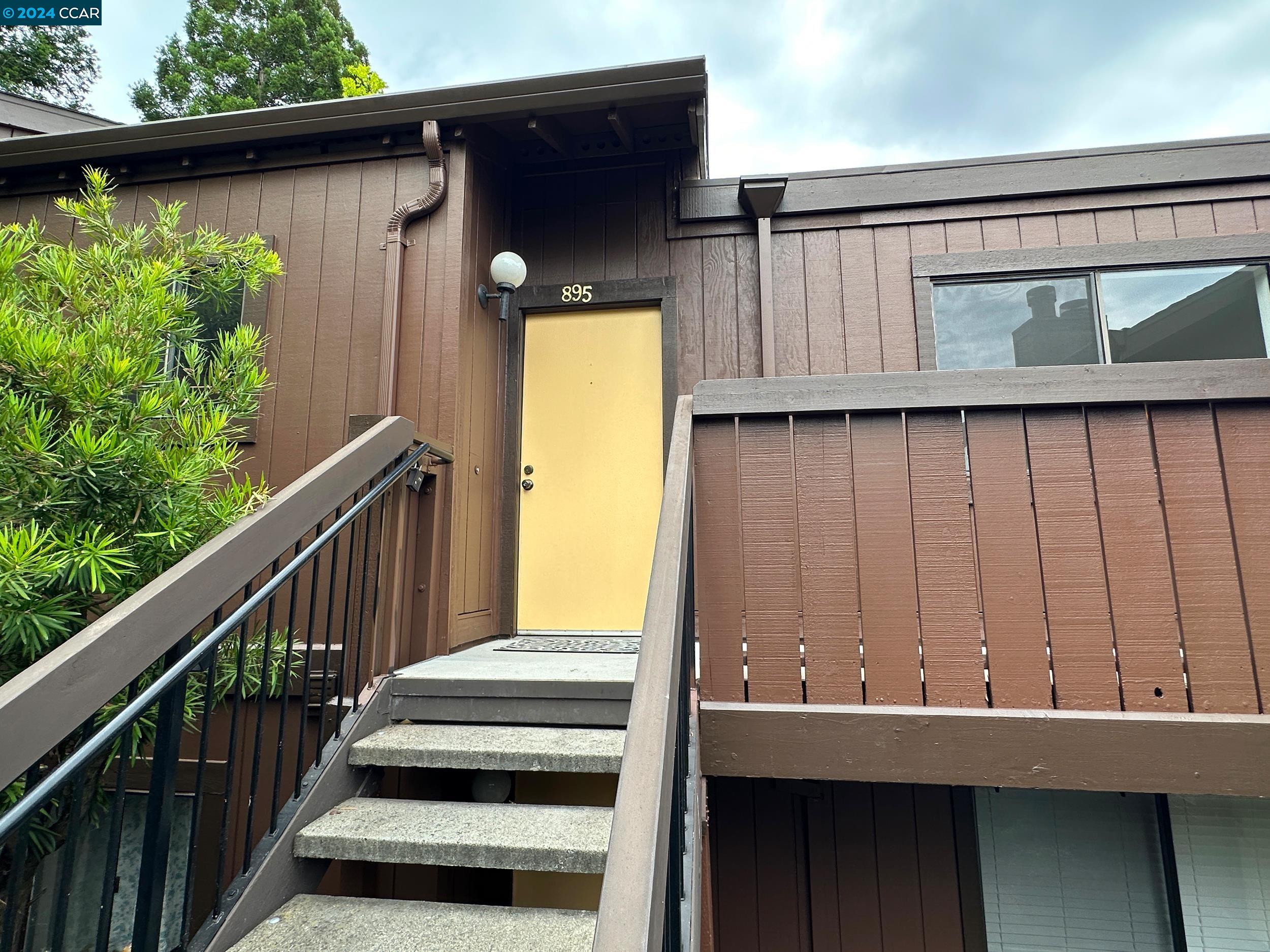 895 Camelback Pl