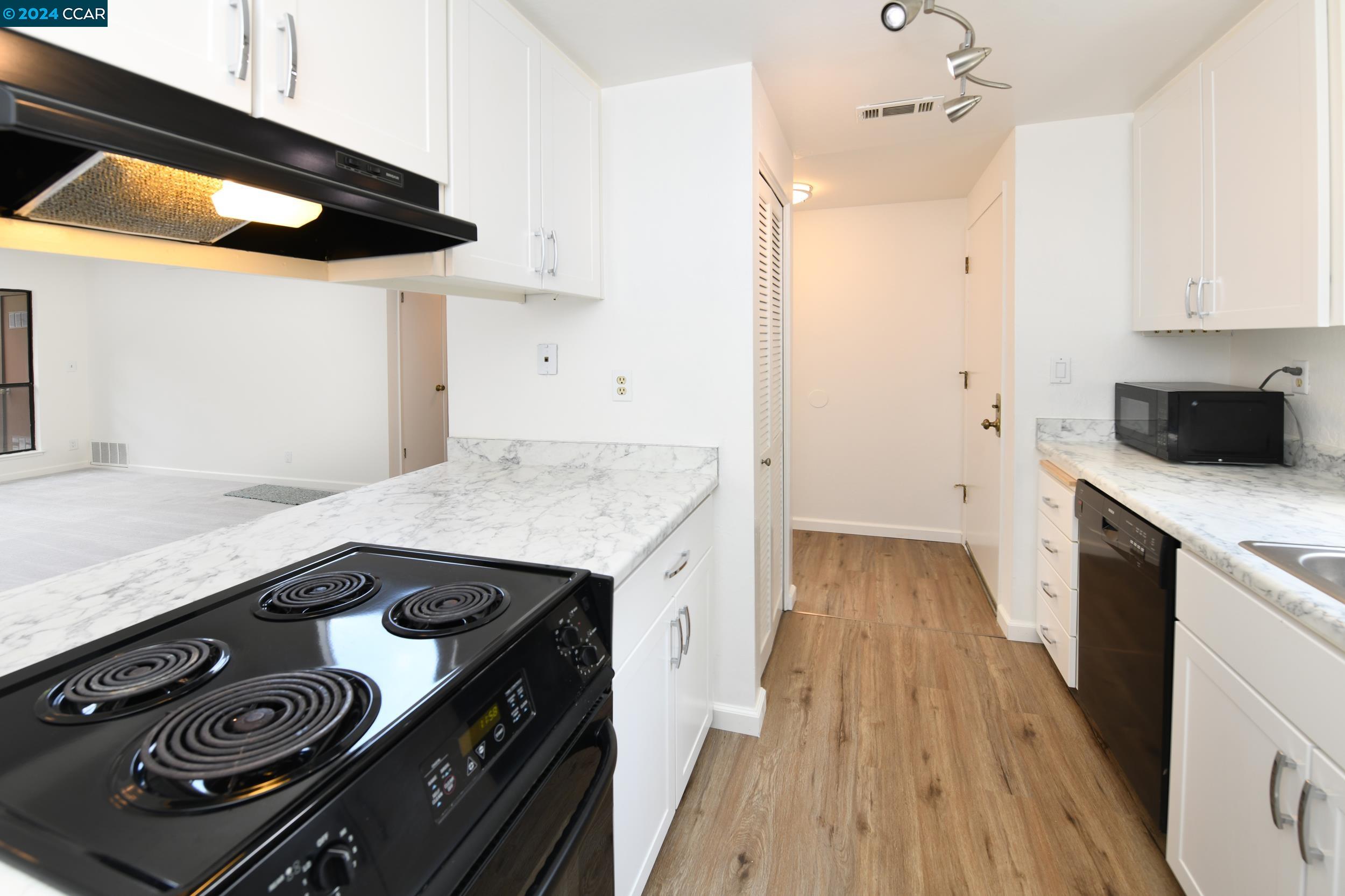 895 Camelback Pl