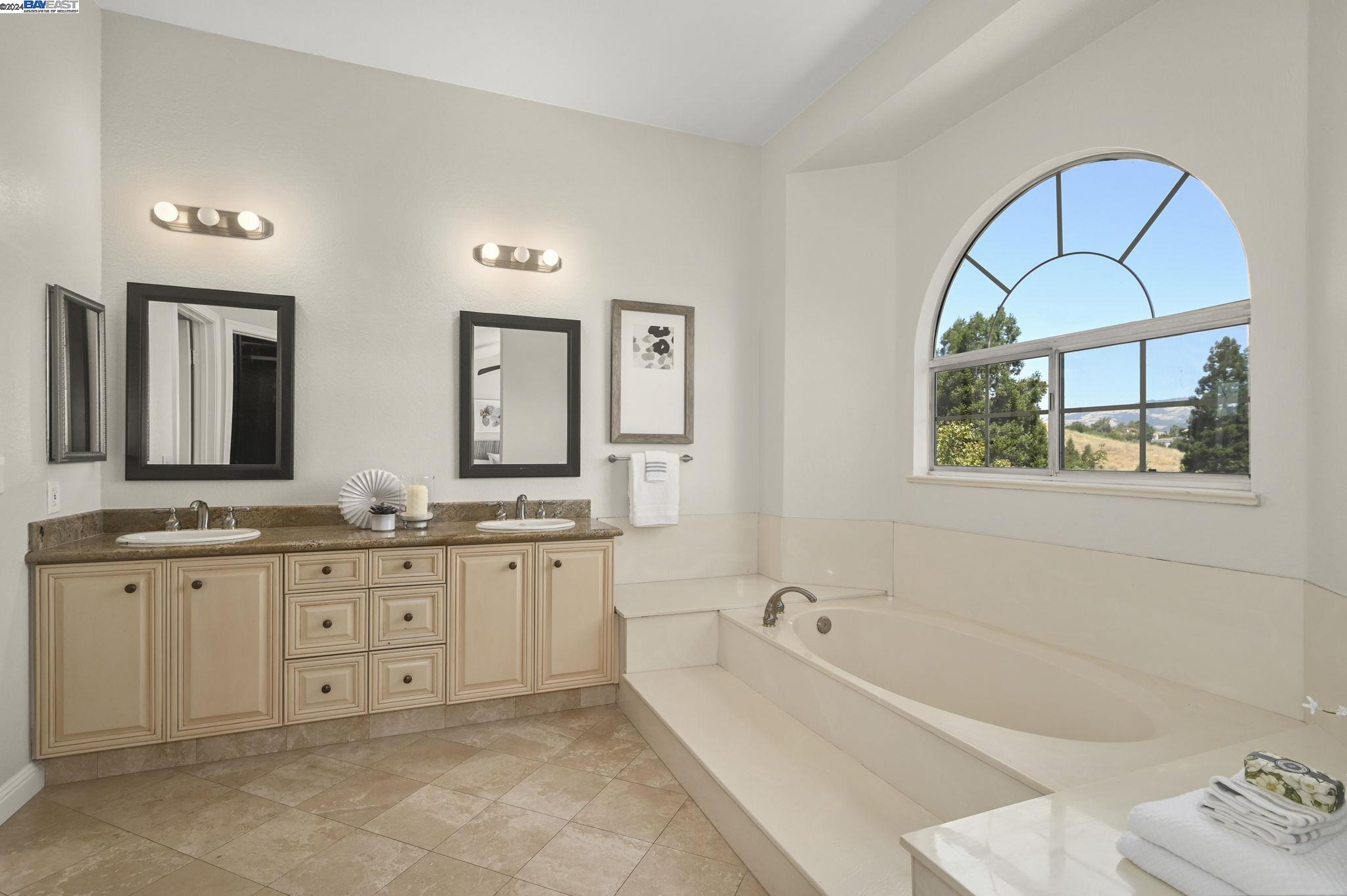 1300 Canyon Side Ave