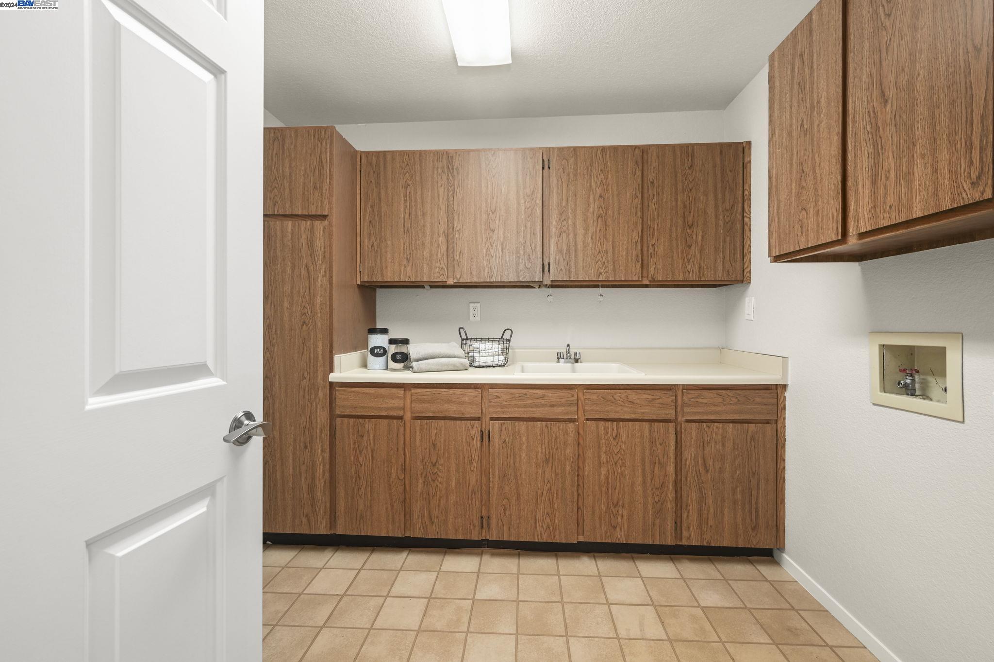 1300 Canyon Side Ave