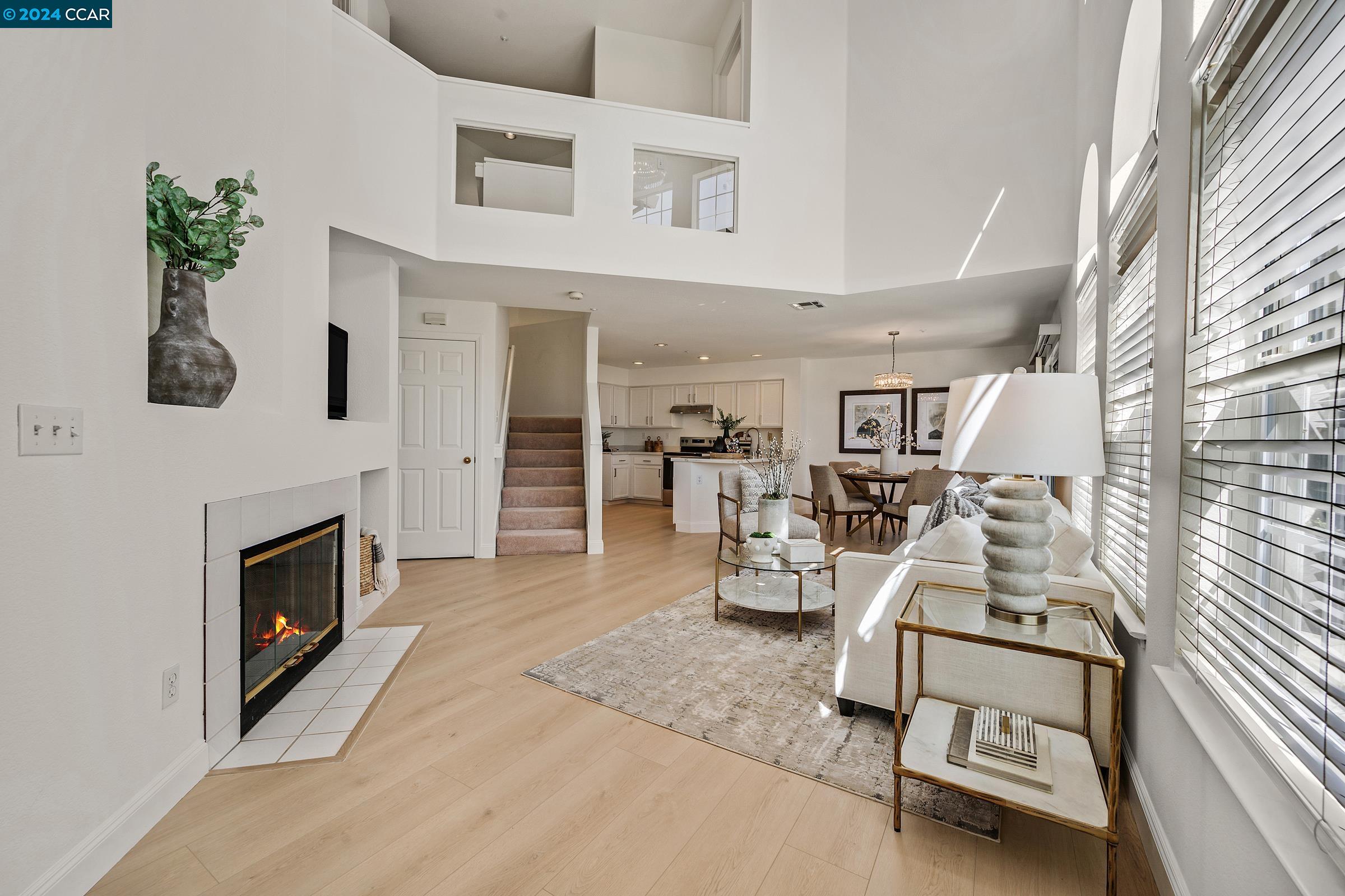 904 Radiant Ln