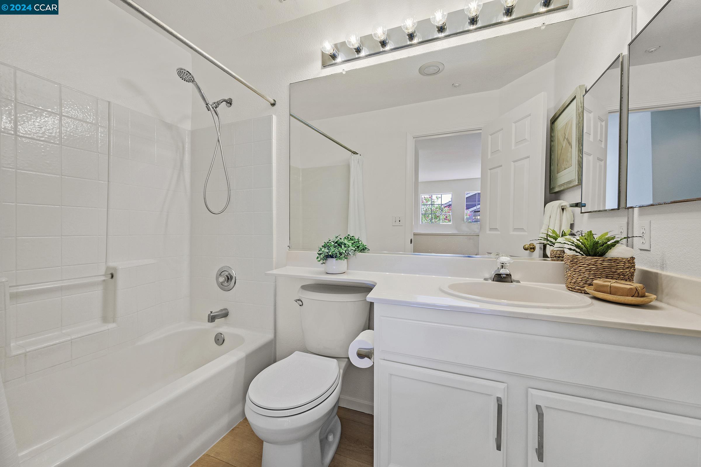 904 Radiant Ln